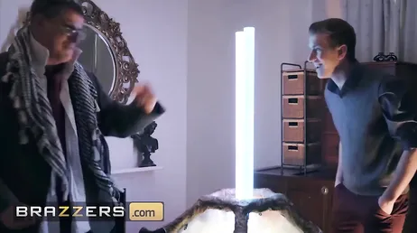 Questo grosso cazzo gli sta a malapena, che pompino fa...