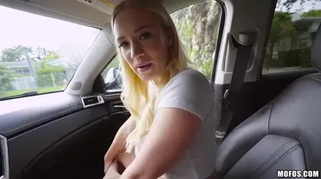 Blondin jävlas i bilen och får en bra spruta..