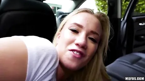 Blondin jävlas i bilen och får en bra spruta..