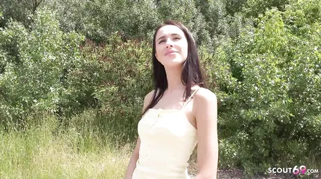 Le offrono dei soldi per scopare in strada e la troia accetta, uuf!