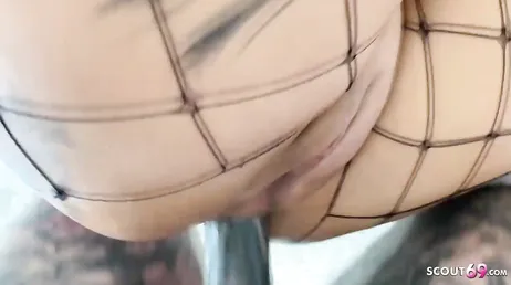 Il enregistre en POV comment il met sa bite dans le cul de la pute.