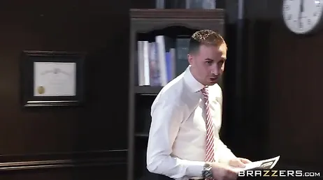 Det slutar med att läraren knullar många studenter på universitetet
