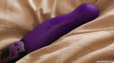 Jambes grandes ouvertes et réception d'une baise hard, uuf !