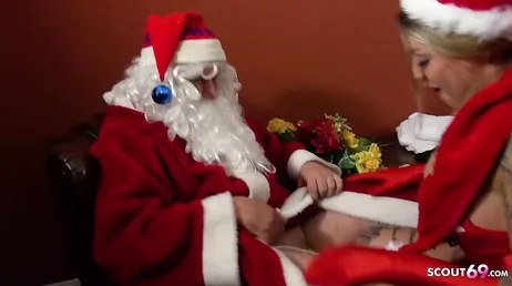 Mia Blow ist diejenige, die dem Weihnachtsmann das Geschenk macht, einen Blowjob!