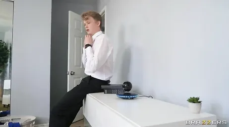 Quelle façon de chevaucher cette rousse au gros cul, pouah !