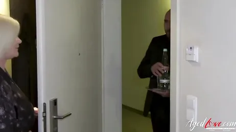 Kåt mormor med en galen lust att äta en kuk..