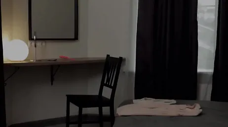 Ela conhece um cara em um hotel e acaba engolindo a porra dele...