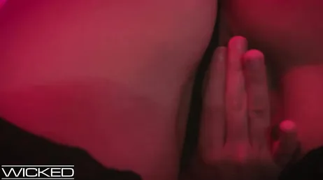 Lena Paul, que jeito você tem de sacudir essa bunda grande, ah!