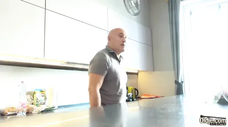 Dat klopt, wat een sletterige kleindochter heb ik, ze zuigt zo goed...