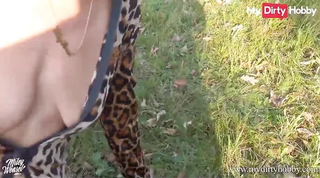 Une blonde excitée veut faire l'amour à l'extérieur..