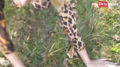 Une blonde excitée veut faire l'amour à l'extérieur..