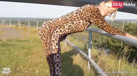 Une blonde excitée veut faire l'amour à l'extérieur..