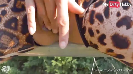 Une blonde excitée veut faire l'amour à l'extérieur..