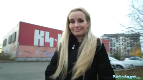 I utbyte mot pengar låter den här slampan sig knullas väldigt hårt.
