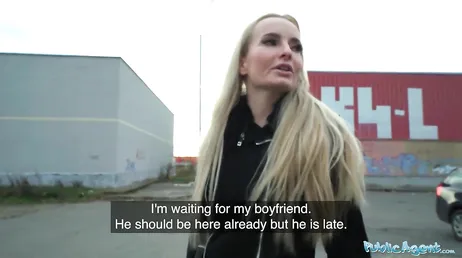 I utbyte mot pengar låter den här slampan sig knullas väldigt hårt.