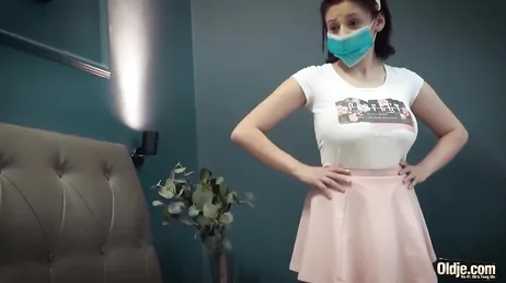Was für eine Vitalität der Großvater hat, wie er seine Enkelin hart fickt...