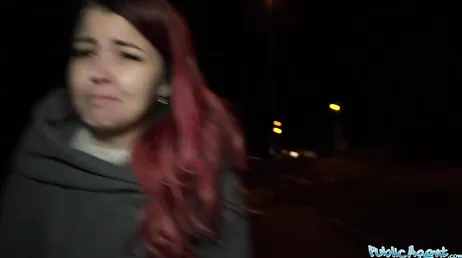 Jonge student accepteert geld om op straat geneukt te worden..
