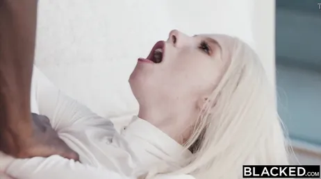 Der Schwarze zerstört diese Blondine mit dem großen Schwanz, brutal.