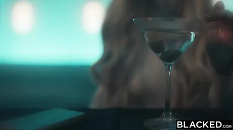 Der Schwarze zerstört diese Blondine mit dem großen Schwanz, brutal.