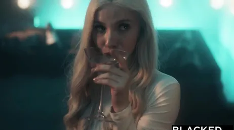Der Schwarze zerstört diese Blondine mit dem großen Schwanz, brutal.