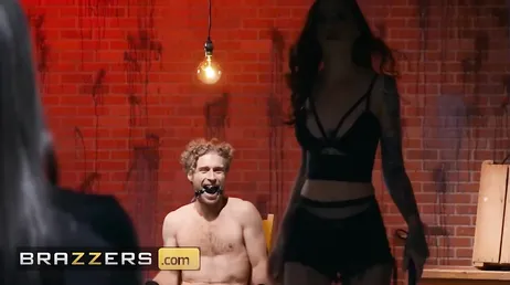 Gina Valentina is de pijpende slet die we ons allemaal voorstellen..
