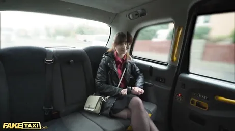 O taxista abaixa a calcinha para comer sua bucetinha suculenta..