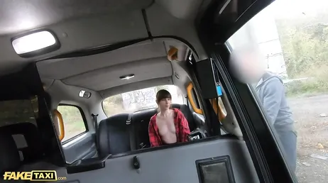 O taxista abaixa a calcinha para comer sua bucetinha suculenta..
