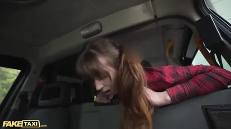 O taxista abaixa a calcinha para comer sua bucetinha suculenta..