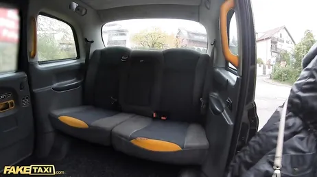 O taxista abaixa a calcinha para comer sua bucetinha suculenta..