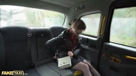 O taxista abaixa a calcinha para comer sua bucetinha suculenta..