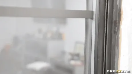 Pojken rycker och tittar på två mogna vallar..