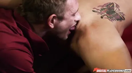 Quelle façon de sucer la bite de la blonde Jesse Jane..