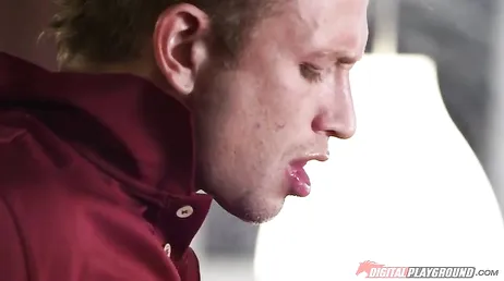 Quelle façon de sucer la bite de la blonde Jesse Jane..