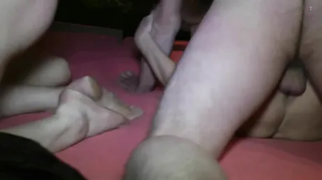 Haciendo una orgía en un club liberal swinger, que maduras..