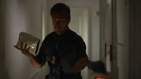 Polismannen jävla hårt där på brottsplatsen, inget sätt...