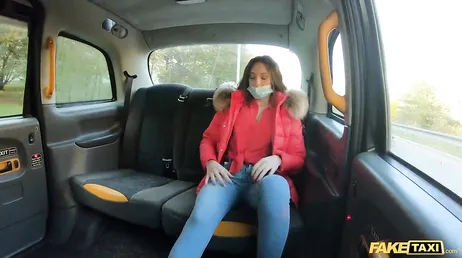 Han bär masken i taxin men han suger det verkligen, hahaha!