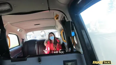 Han bär masken i taxin men han suger det verkligen, hahaha!