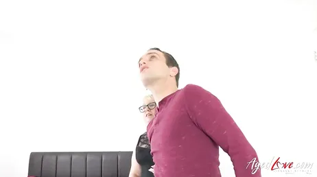 Quel accueil la vieille lui fait, quelle pipe elle lui fait...