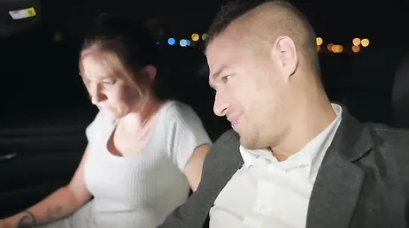 Abigail Mac baise fort dans la voiture de Xander Corvus