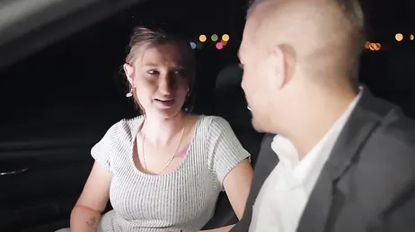 Abigail Mac baise fort dans la voiture de Xander Corvus