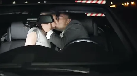 Abigail Mac baise fort dans la voiture de Xander Corvus