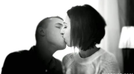 Oh mon Dieu, il laisse toute la chatte de sa copine pleine de sperme !