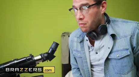 Comment Alexis Fawx aime sucer deux bites en même temps...