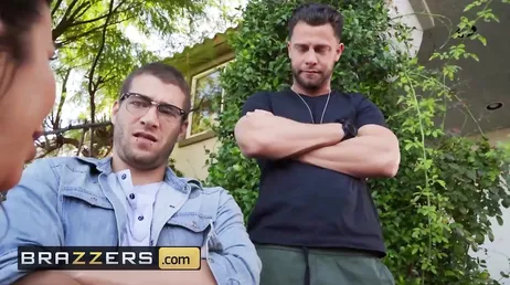 Comment Alexis Fawx aime sucer deux bites en même temps...