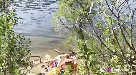 Vengono sorpresi a scopare in una baia, che troia è lei