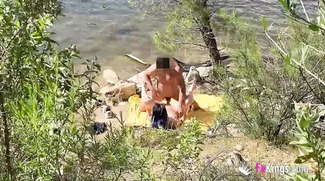 Vengono sorpresi a scopare in una baia, che troia è lei
