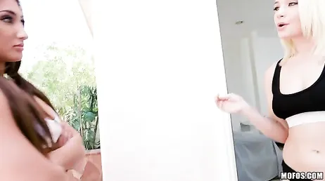Trio porno avec deux salopes Addison Ryder et Hadley Viscara