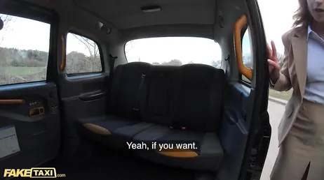 Deze zakenvrouw begint te neuken in de taxi, oef!
