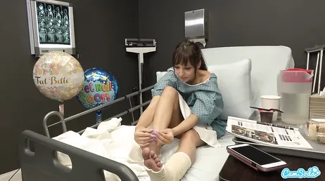 O paciente começa a brincar com o pau grande do médico, ah!