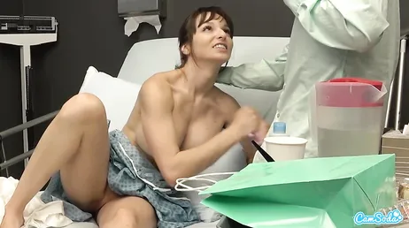 O paciente começa a brincar com o pau grande do médico, ah!